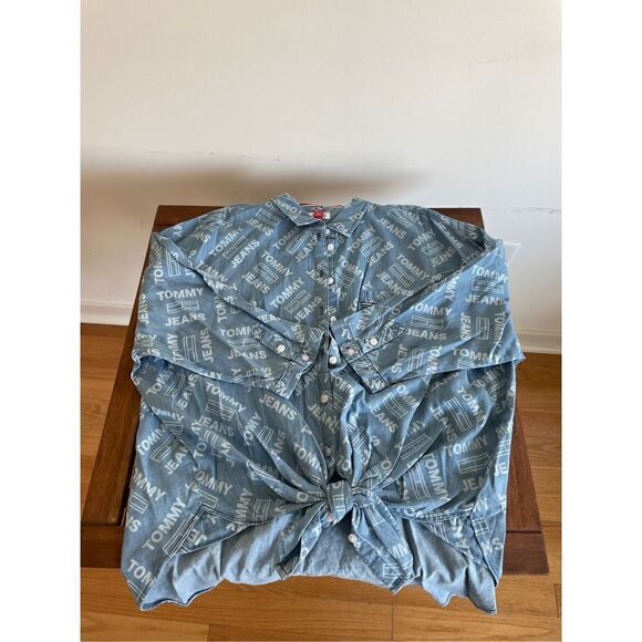 NWT Tommy Hilfiger All-over Logo Chambray Shirt Women Size M MSRP$79 - Picture 5 of 8